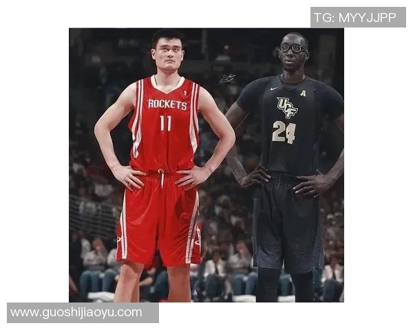 足球明星与姚明亲密合影展现体育界友谊与合作的美好瞬间