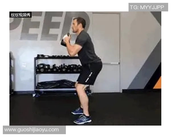 哑铃举重的正确姿势与训练技巧助你塑造完美身材与增强肌肉力量